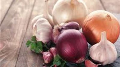 الثوم والبصل الأغلى.. تعرف على أسعار الخضروات والفاكهة