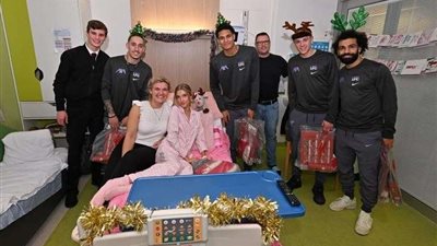 احتفالاً بالكريسماس.. صلاح ولاعبو ليفربول يوزعون الهدايا فى مستشفى للأطفال