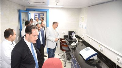 محافظ أسيوط ومدير الوكالة الأمريكية للتنمية يشهدان تشغيل المعمل المركزي لمياه الشرب