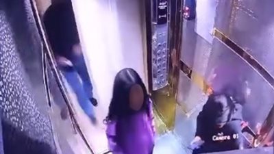 كشف ملابسات فيديو متداول لشخصين يصطحبان طفلتين من أحد المصاعد | صور