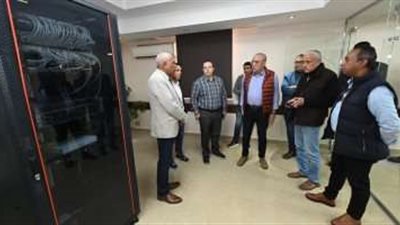 وزير الإسكان يتفقد مركز التحول الرقمى بأسوان