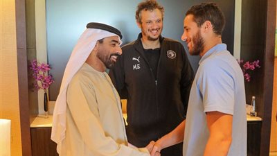 مالك بيراميدز يزور بعثة الفريق في أبو ظبي استعدادًا لمواجهة فيوتشر في كأس السوبر