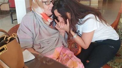 آخر تطورات الحالة الصحية لوالدة المطربة لطيفة