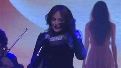 عبير نعمة تنهار من البكاء على خشبة المسرح بعد إعلان طلاقها