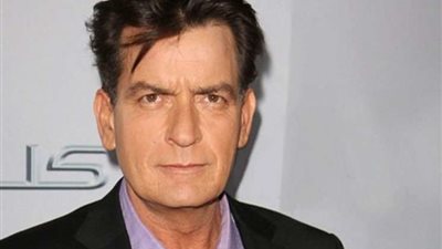 إلكترا شروك تتعدى على منزل النجم العالمي تشارلي شين