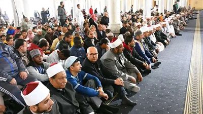 متسابقو «العالمية للقرآن» يؤدون صلاة الجمعة بمسجد عمرو بن العاص