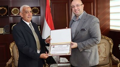 عاصر 14 محافظًا.. تكريم شرفي لرئيس عمال ديوان محافظة بني سويف لبلوغه المعاش