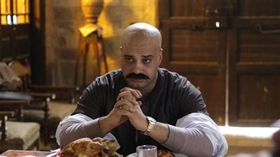 حاتم صلاح بدور صعيدي ونقطة تحول فى مسلسل على باب العمارة