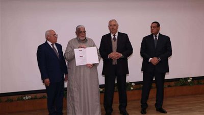 وزيرا الزراعة والتنمية المحلية ومحافظ بورسعيد يسلمون 127 عقد للمزارعين والصيادين ببورسعيد