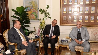 محافظ أسيوط يستقبل نائب وزير الصحة لشئون السكان والوفد المرافق له