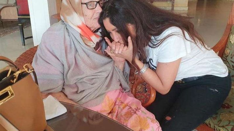 الفنانة لطيفة ووالدتها