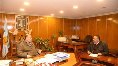 محافظ أسيوط يلتقي مسئولي المواقف لمتابعة منظومة العمل وخطة تطوير المواقف