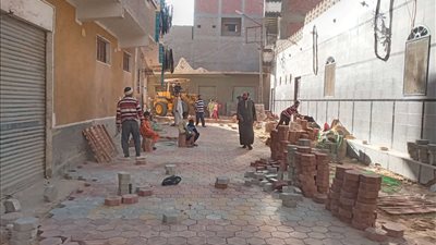 الإنتهاء من تركيب بلاط الانترلوك بـ 54 شارع وحارة بمدينة القوصية بأسيوط