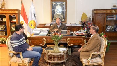 محافظ أسيوط يناقش المشروعات الجارى تنفيذها والتأكد من جاهزية شركة مياه الشرب للأزمات والكوارث