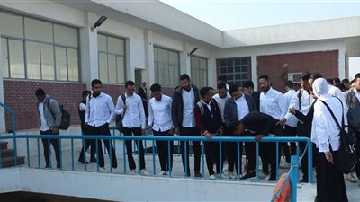 طلاب كلية التمريض فى زيارة ميدانية لمحطة مياه مرشحة نزلة عبد اللاه بأسيوط (صور)