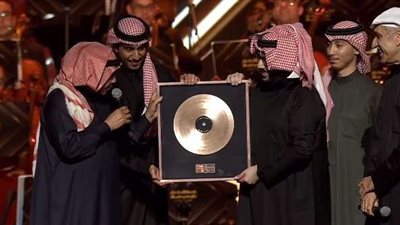 محمد عبده يهدي تكريمه في اليوبيل الماسي لأطفال غزة