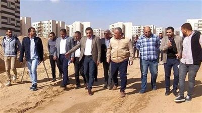 مسئولو «الإسكان» يتفقدون مشروعات المرافق والطرق بحدائق العاصمة