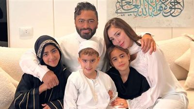تامر حسني ينشر صورة تجمعه بـ بسمة بوسيل.. ما القصة؟
