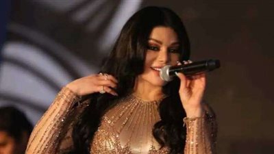 شاهد.. معجب يقتحم المسرح أثناء غناء هيفاء وهبي