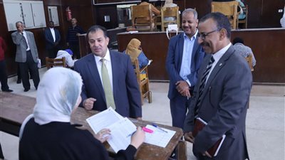 رئيس جامعة جنوب الوادي يتفقد امتحانات الفصل الدراسي الأول