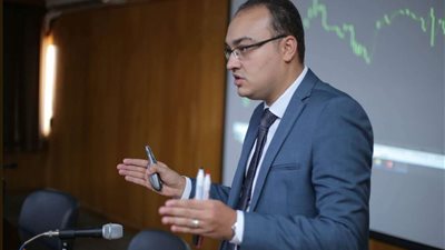 عام تخفيضات الفائدة.. خبير اقتصادي يكشف أبرز توقعات 2024