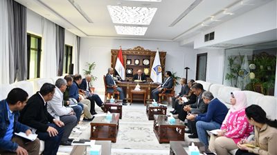 محافظ قنا يناقش الموقف التنفيذي لعدد من المشروعات الخدمية