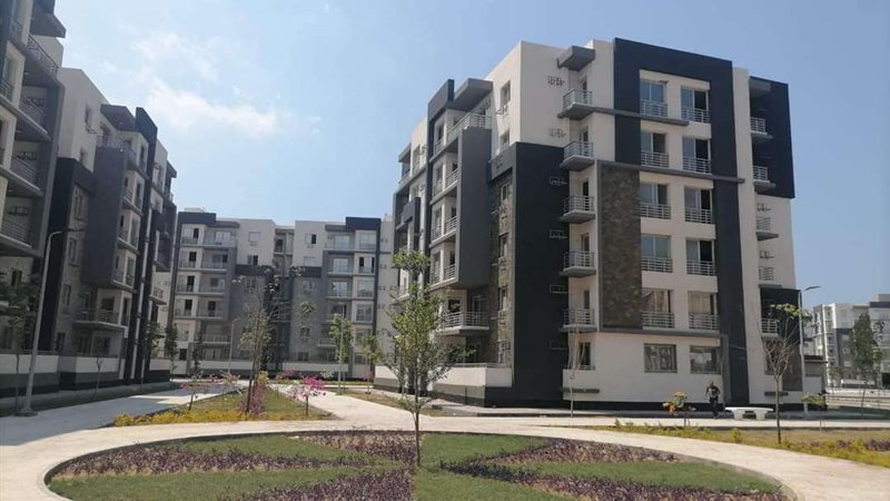 وزير الإسكان أثناء