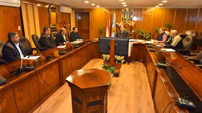 محافظ أسيوط يستعرض مقترحات مشروعات الخطة الاستثمارية لمنفلوط وحي شرق