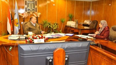 محافظ أسيوط يناقش جهود تسويق المنتجات الحرفية والتراثية