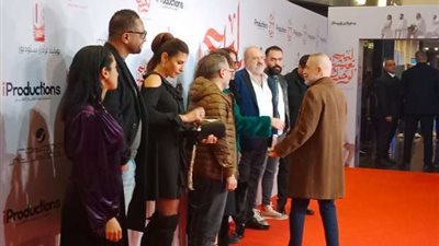 أبطال وصناع فيلم «ليه تعيشها لوحدك» يحتفلون بالعرض الخاص