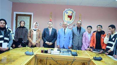 رئيس جامعة سوهاج ومؤسسة حياة كريمة يكرمون طلاب من أجل مصر نظراً لجهودهم في الأنشطة الطلابية