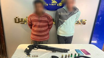ضبط شخصين بحوزتهما أسلحة نارية حال استقلالهما سيارة نقل بالتبين