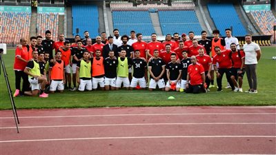 وزير الشباب والرياضة يعقد جلسة مع لاعبي المنتخب الوطني قبل أمم أفريقيا