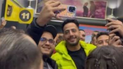 تزاحم جماهيري والتقاط الصور التذكارية لعصام السقا في العرض الخاص لـ«الإسكندراني»