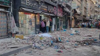 انهيار أجزاء من عقار قديم بمنطقة وسط البلد.. وتحطّم 9 سيارات