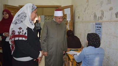 نائب رئيس جامعة الأزهر بأسيوط يتفقد لجان كلية التجارة بنات لامتحانات الترم الأول