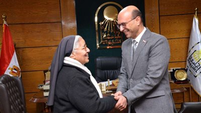 في لفتة إنسانية.. رئيس جامعة أسيوط يستقبل مُعلمته خلال المرحلة الإبتدائية