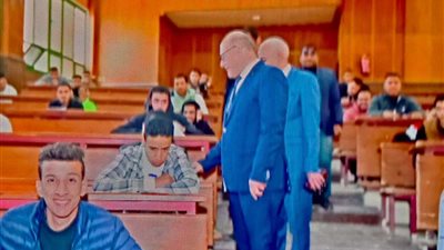 رئيس جامعة سوهاج يتفقد سير الإمتحانات بكلية الحقوق في يومها الاول