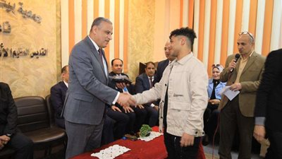 محافظ سوهاج ومدير الأمن يشاركان أطفال 