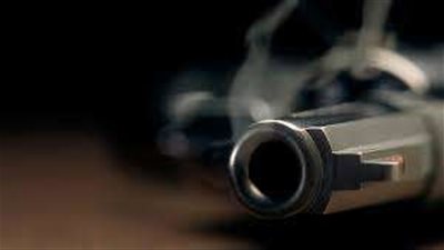 تحقيقات موسعة في جريمة مقتل موظف وإصابة آخر بطلق ناري بالصف