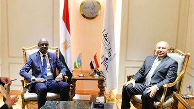 وزير النقل يلتقي سفير رواندا بالقاهرة لبحث سبل التعاون