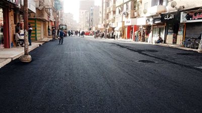 ضمن مشروعات برنامج التنمية المحلية بصعيد مصر .. استمرار أعمال الرصف بشارع 