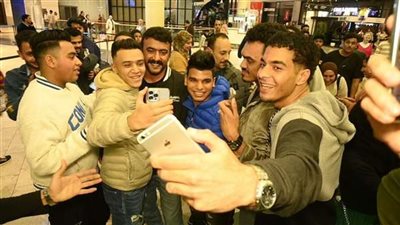 خلال عرض «الإسكندراني».. أحمد العوضي يتفاجئ بفريق الزمالك في السينما (صور)