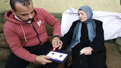 الداخلية تستخرج بطاقة رقم القومي لمسنة بمنزلها بالجيزة