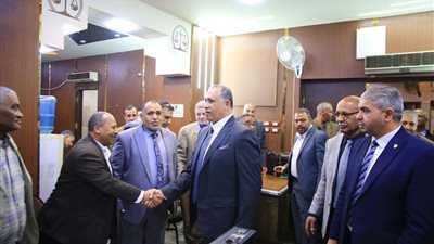 نقيب المحامين يجري جولة تفقدية لغرف النقابة بمجمع محاكم الأقصر