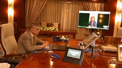 أسامة ربيع يجتمع مع نائب الرئيس التنفيذي للأصول والعمليات بمجموعة 