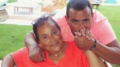 أحمد السقا مع والدته: 