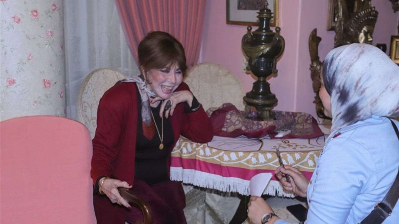 لبنى عبد العزيز والمحررة