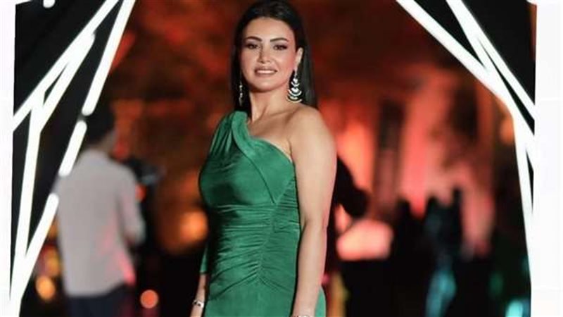 الفنانة دينا فؤاد
