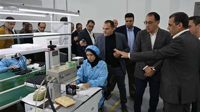 مدبولى  يتفقد مصنع وادي السيليكون للصناعات الإلكترونية بالسخنة